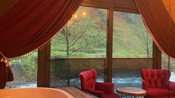 Suite – superior | Sengetøy av topp kvalitet, minibarvarer (inkludert) og skrivebord