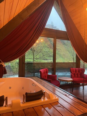 Ropa de cama de alta calidad, artículos del minibar gratis y escritorio