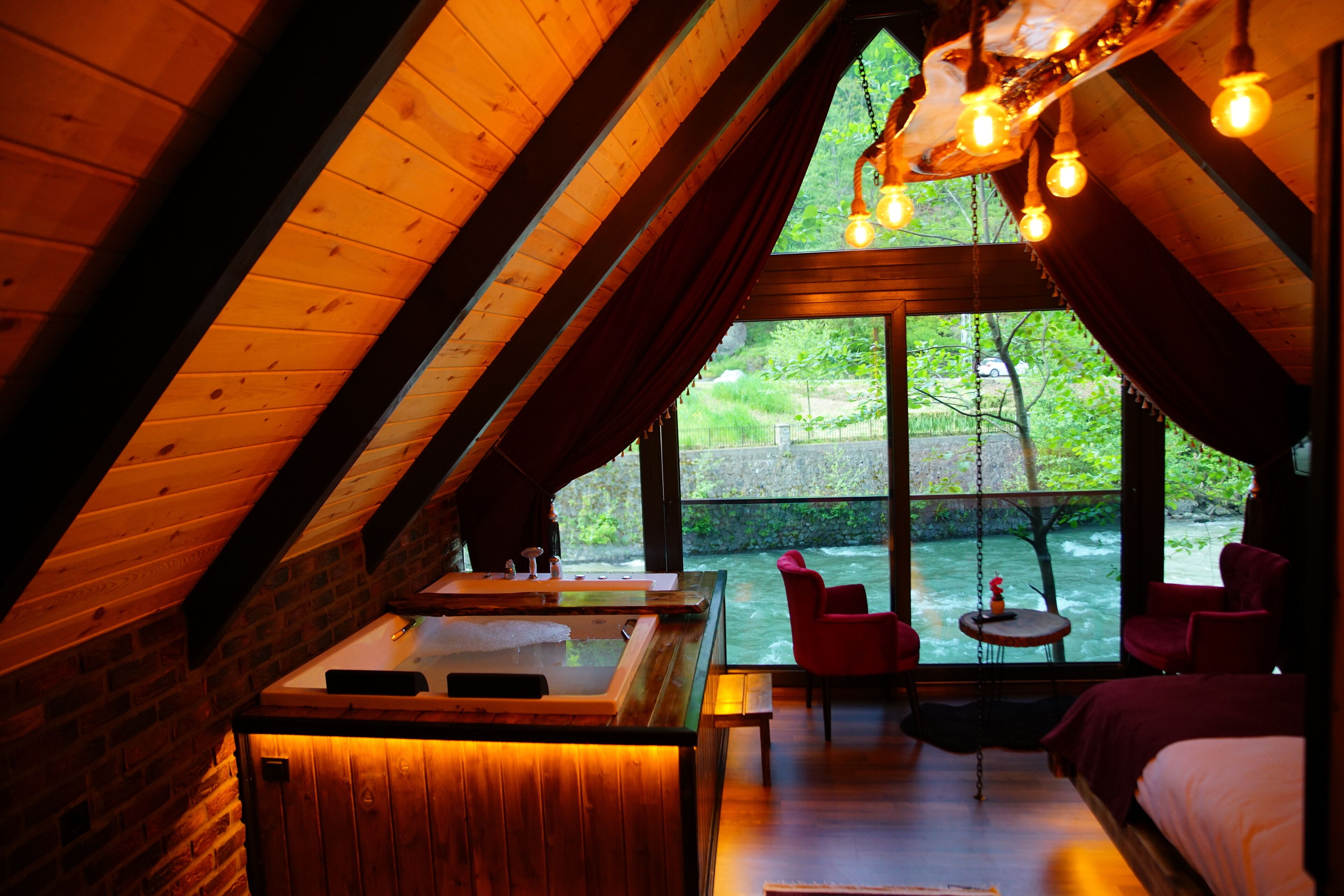 高级套房 | 高档床上用品、免费迷你吧物品、办公桌、笔记本电脑工作区