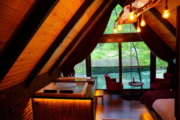 Ropa de cama de alta calidad, artículos del minibar gratis y escritorio