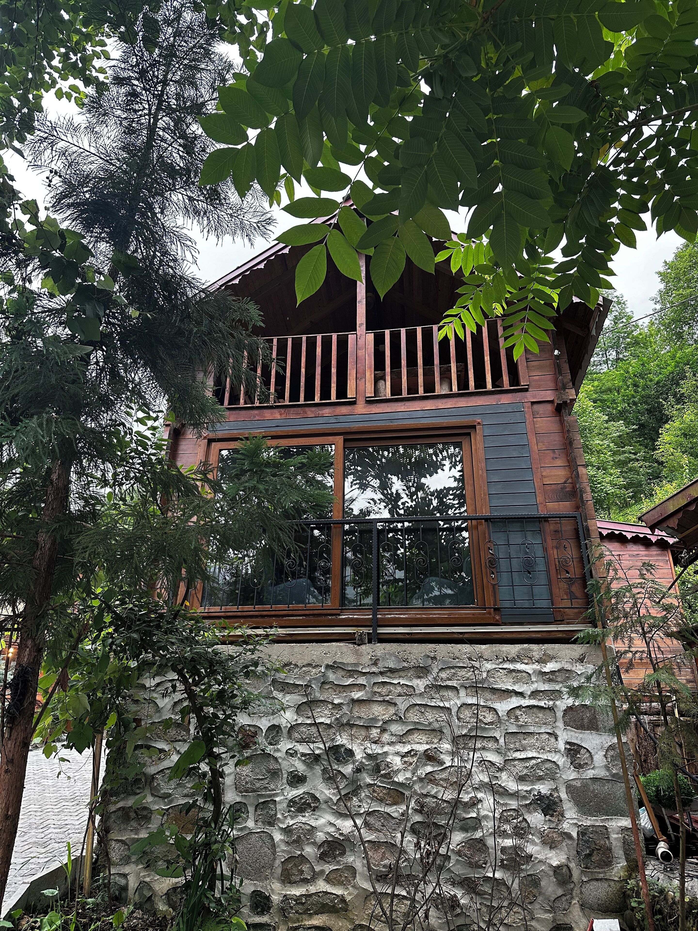 Standard Chalet, 1 Bedroom | Peralatan tempat tidur premium, item bar mini percuma, meja 