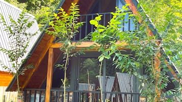 Standard Bungalow | Premium bedding, free minibar items, desk, laptop workspace