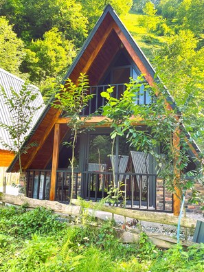Premium bedding, free minibar items, desk, laptop workspace - Tanura Bungalows (Camlihemsin)