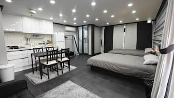 Moonlight | Dapur pribadi | Lemari es, kompor, dan peralatan masak/sendok-piring