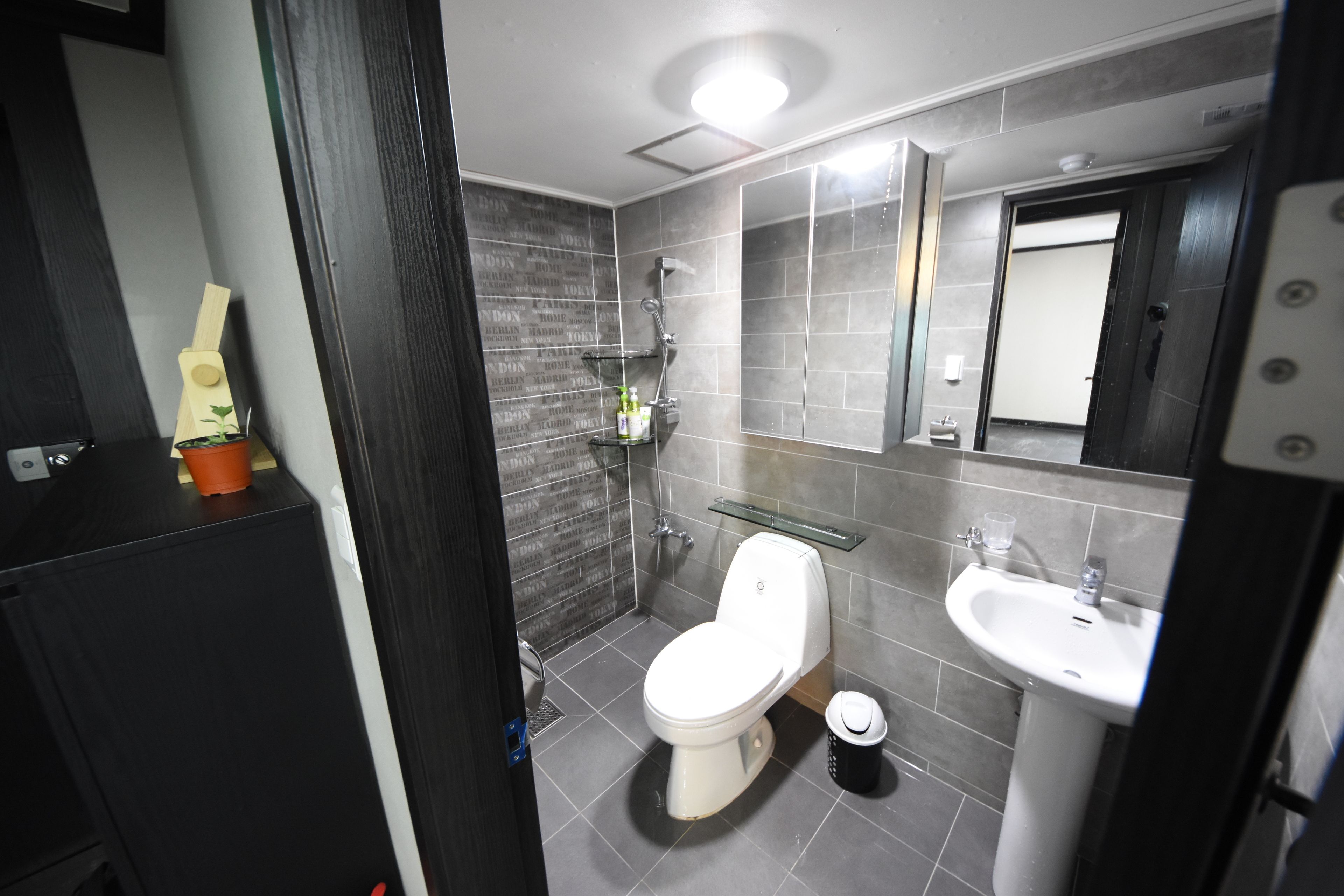 Moonlight | Bathroom | Shower, free toiletries, towels