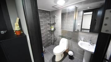 Moonlight | Bathroom | Shower, free toiletries, towels