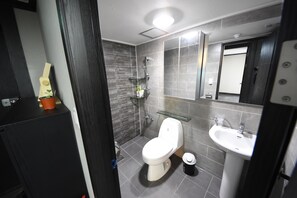 Moonlight | Salle de bain | Douche, articles de toilette (gratuits), serviettes fournies
