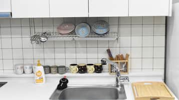 Moonlight | Dapur pribadi | Lemari es, kompor, dan peralatan masak/sendok-piring