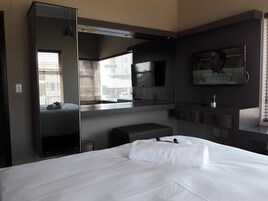 Apartment, 2 Bedrooms | Room amenity