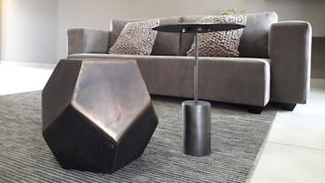Luxe appartement, 1 slaapkamer, gedeeltelijk uitzicht op oceaan | Woonruimte | Een 48-inch ledtelevisie met satellietzenders en televisie