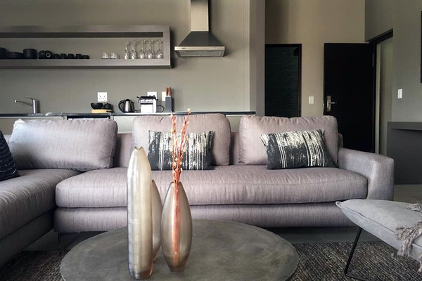 Departamento de lujo, 1 habitación, vista parcial al océano | Área de sala de estar | Televisión LED de 48 pulgadas con canales vía satélite y televisión