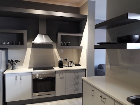 Refrigerador, horno, placa de cocina, cafetera expreso
