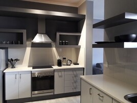 Estudio Confort | Cocineta privada | Refrigerador, horno, parrilla de estufa y cafetera de espresso 