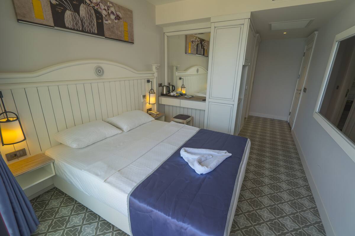 Minibar, in-room safe, desk, soundproofing