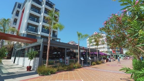 Un edificio moderno con una cafetería llamada 'Cafe Marmaris' en la planta baja.