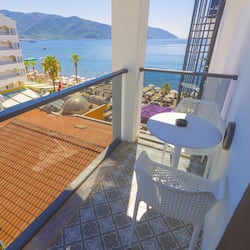 Tweepersoonskamer, 1 tweepersoonsbed, gedeeltelijk uitzicht op zee | Uitzicht vanaf balkon
