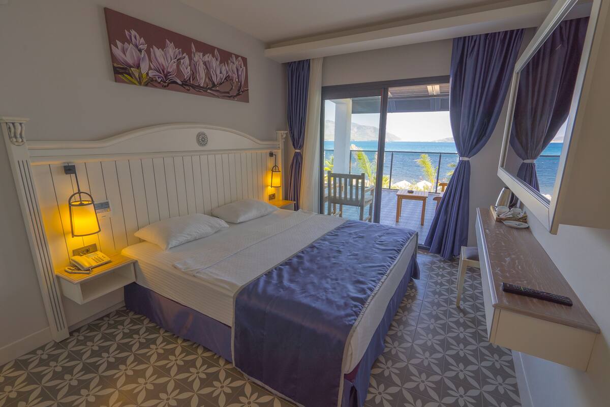 Superior Double Room, 1 Double Bed, Terrace, Sea View | Minibar, in-room safe, desk, soundproofing