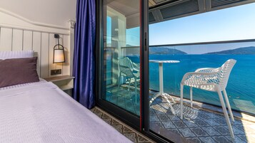 Minibar, odada kasa, masa, ses yalıtımı 