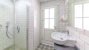 Shower, free toiletries, hair dryer, slippers - Marmaris Beach Hotel (Marmaris)
