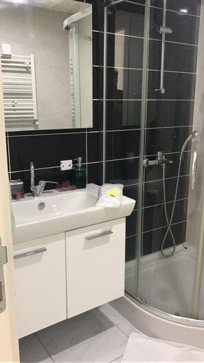 Shower, free toiletries, hair dryer, slippers - Arma Apartments (Istanbul)