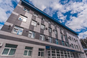 Vista frontal de la propiedad