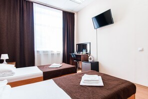 Habitación estándar con 2 camas individuales | Muebles diferentes, cortinas blackout y insonorización