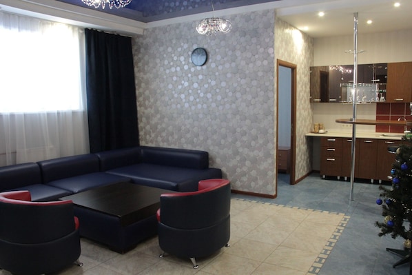 Habitación de lujo | Muebles diferentes, cortinas blackout y insonorización