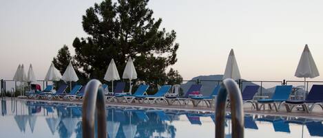 Outdoor pool, pool umbrellas, sun loungers