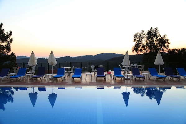 Außenpool, Sonnenschirme, Liegestühle