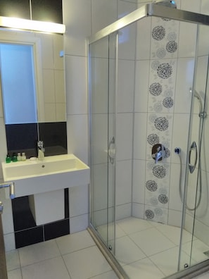 Standardzimmer | Badezimmer | Dusche, Haartrockner, Handtücher