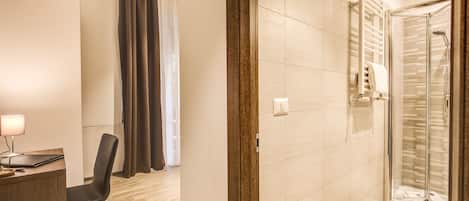 Ropa de cama de alta calidad y caja de seguridad en la habitación