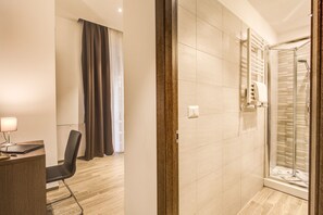 Roupas de cama premium, cofres nos quartos, escrivaninha