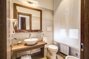 Chuveiro, produtos de toalete grátis, secador de cabelo 