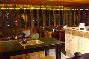 Breakfast, lunch and dinner served