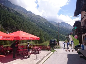 Breakfast, lunch and dinner served