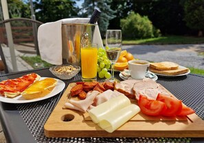 Daily buffet breakfast (CZK 165 per person)