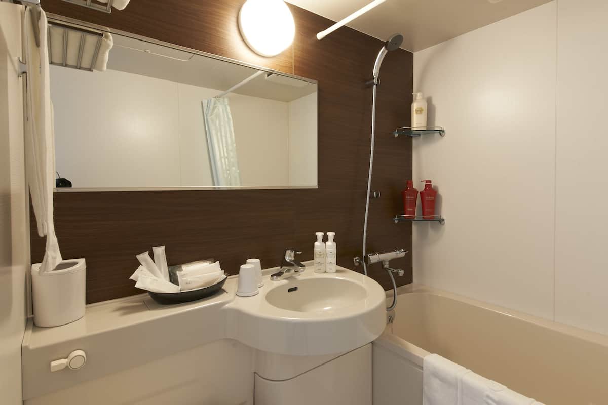 combined shower/bathtub, deep-soaking bathtub, free toiletries