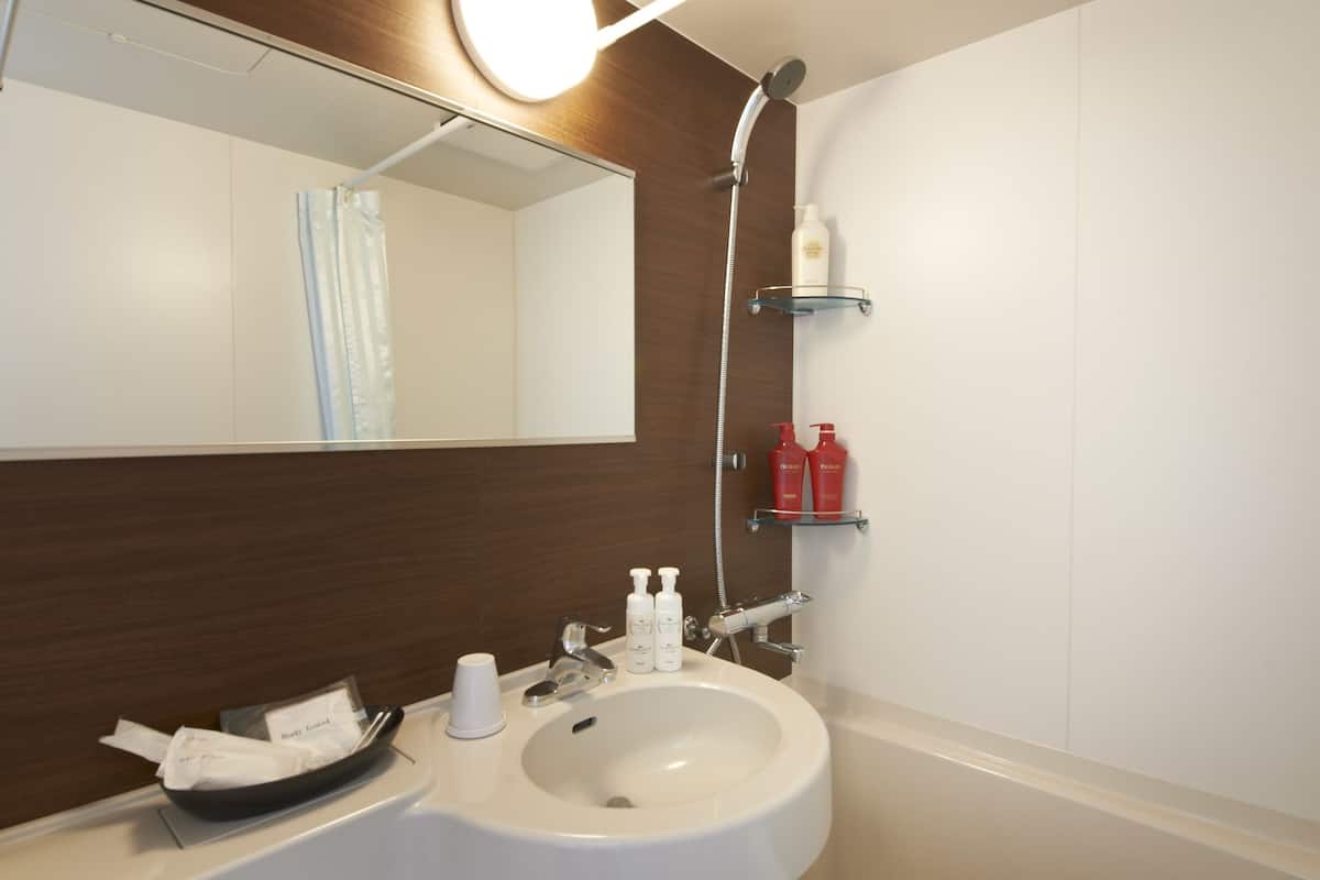 standard room | bathroom | combined shower/bathtub, deep-soaking bathtub, free toiletries