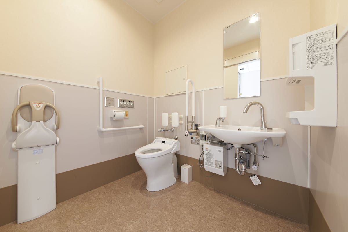 room | bathroom | combined shower/bathtub, deep-soaking bathtub, free toiletries