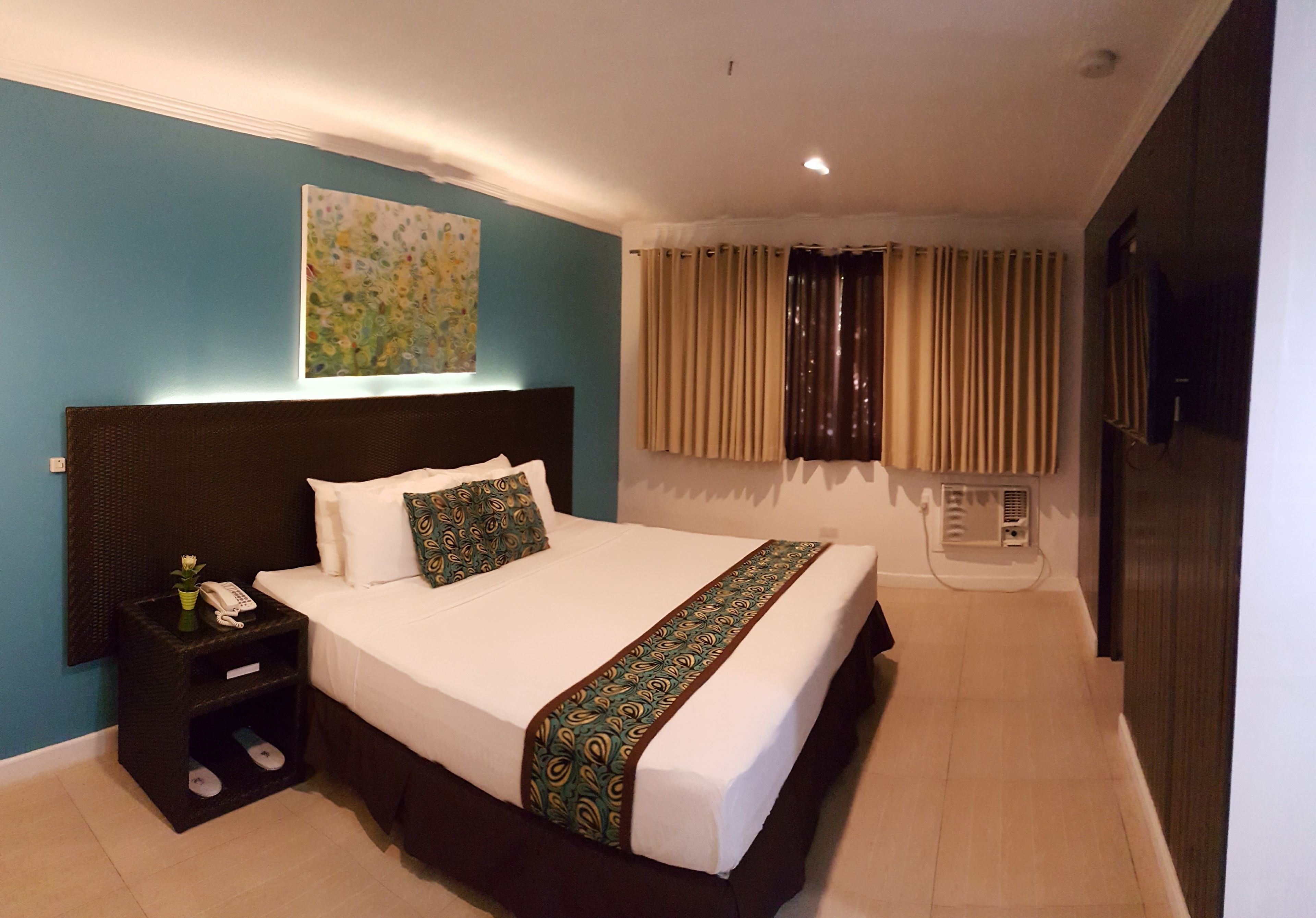 deluxe room | in-room safe, desk, iron/ironing board, free wifi