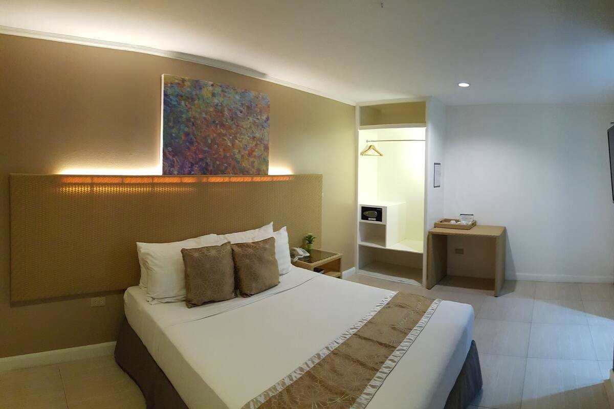 Standard Room | In-room safe, desk, iron/ironing board (on request), WiFi (free)