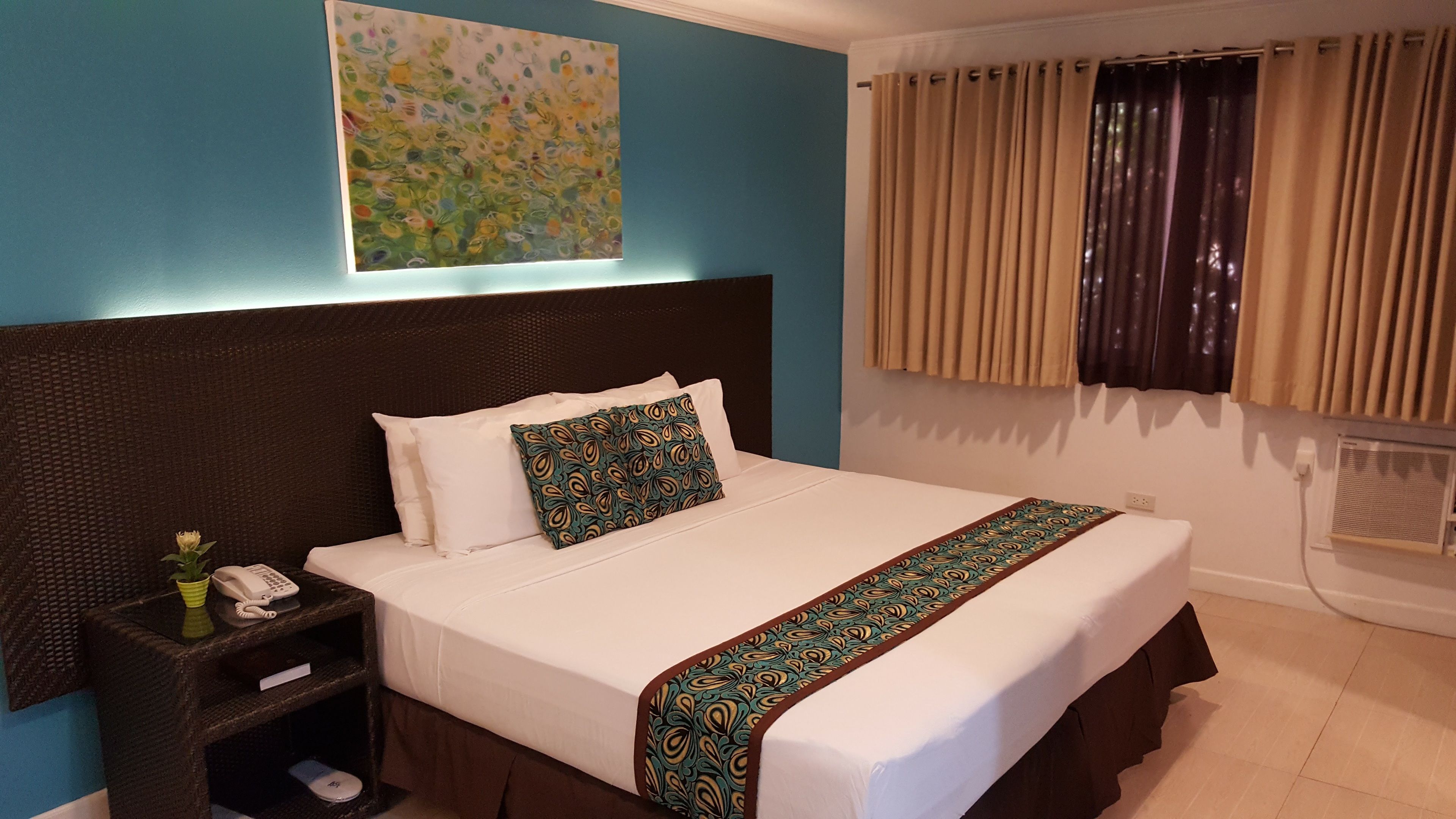 deluxe room | in-room safe, desk, iron/ironing board, free wifi