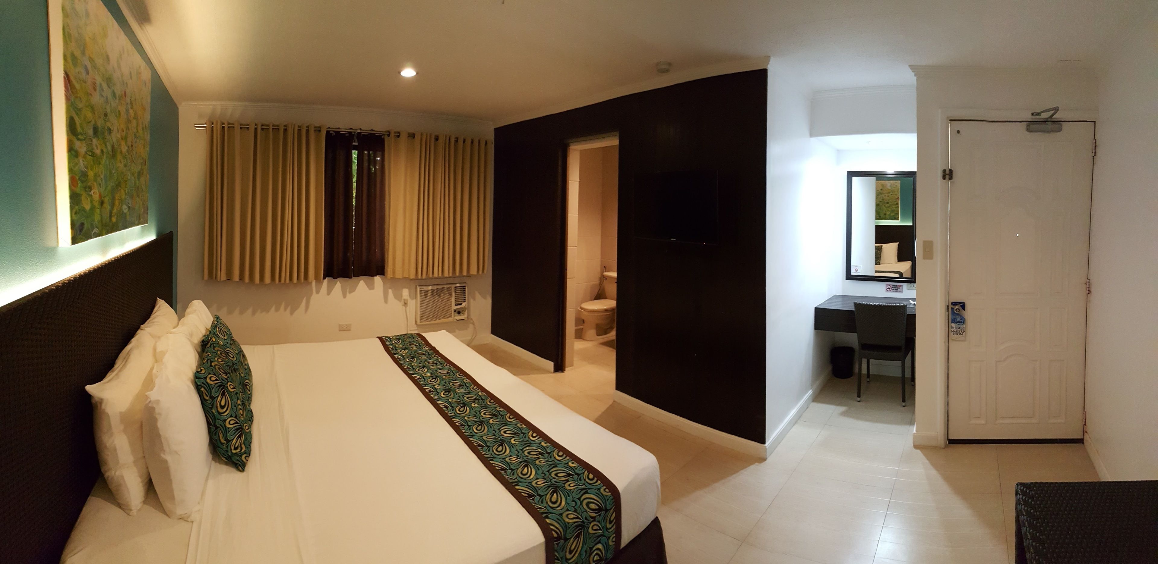 deluxe room | in-room safe, desk, iron/ironing board, free wifi