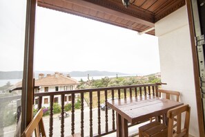 Appartement, 2 chambres | Balcon