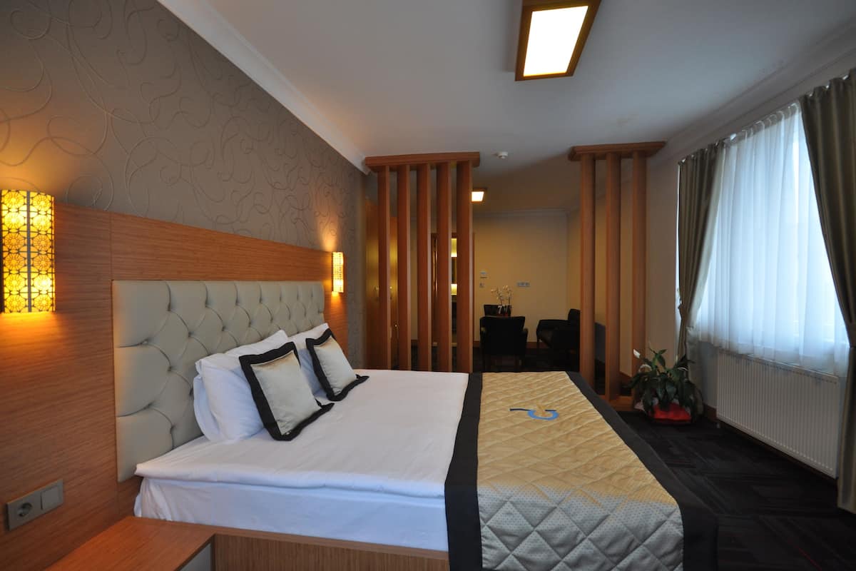 Suite | 1 kamar tidur, minibar, brankas, dan meja kerja