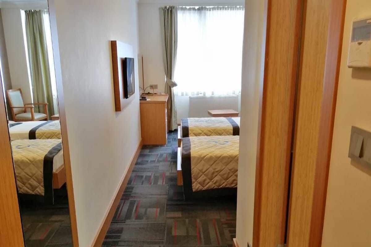 Kamar Twin Standar | 1 kamar tidur, minibar, brankas, dan meja kerja