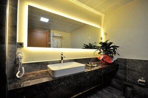 Suite | Bathroom