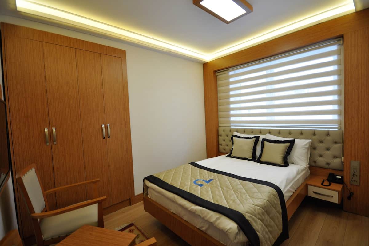 Kamar Double Ekonomi | 1 kamar tidur, minibar, brankas, dan meja kerja