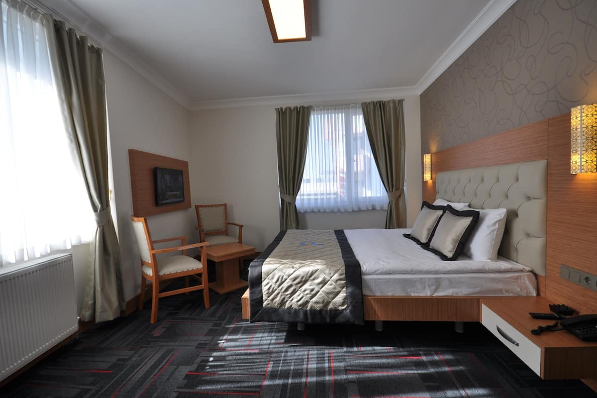 Kamar Deluks | 1 kamar tidur, minibar, brankas, dan meja kerja