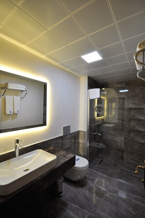 Douche, articles de toilette gratuits, sèche-cheveux, chaussons